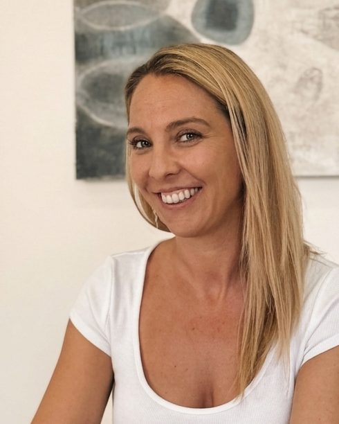 Sónia Bértolo, psicóloga, sentada à secretária do consultório